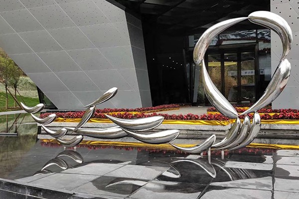 Custom Stainless Steel Streamlined Fish Sculpture Group - Modern Marine Art for Interiors & Public Spaces